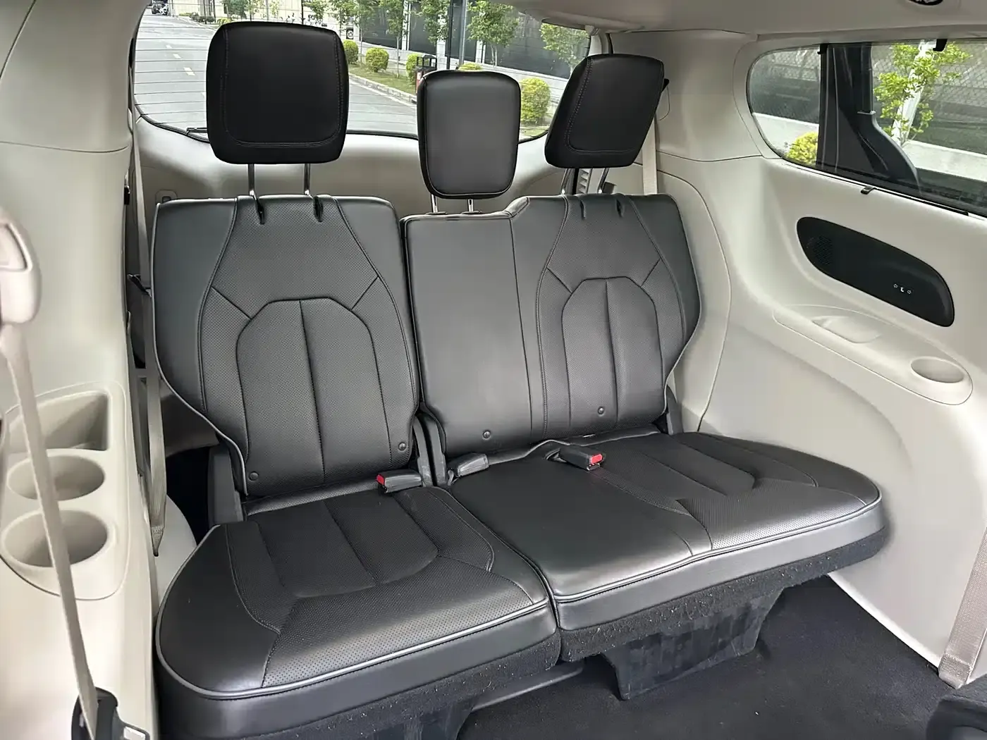 2017 Imported Grand Voyager 3.6L Premium Edition — миниатюра 34