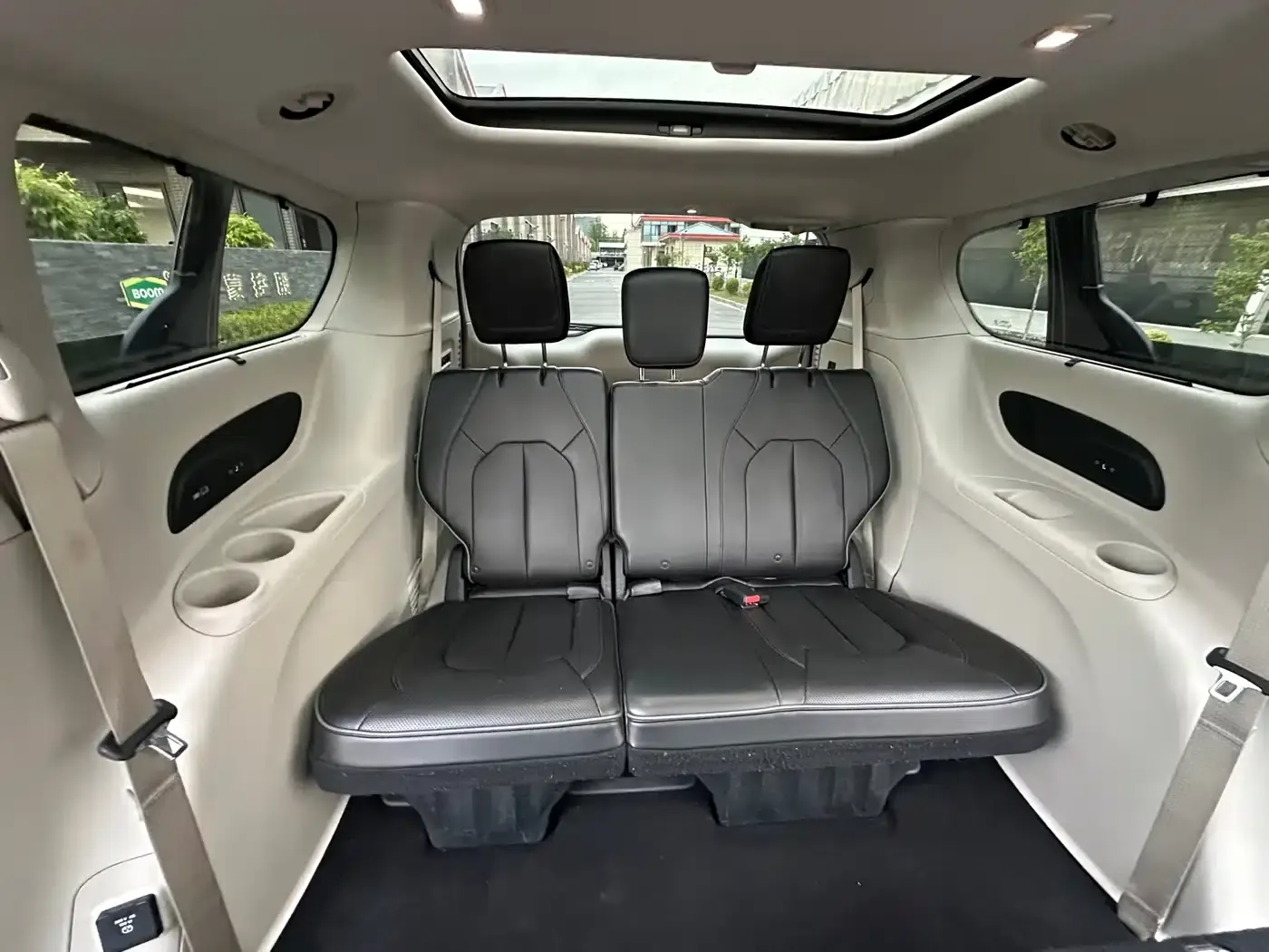 2017 Imported Grand Voyager 3.6L Premium Edition — миниатюра 36