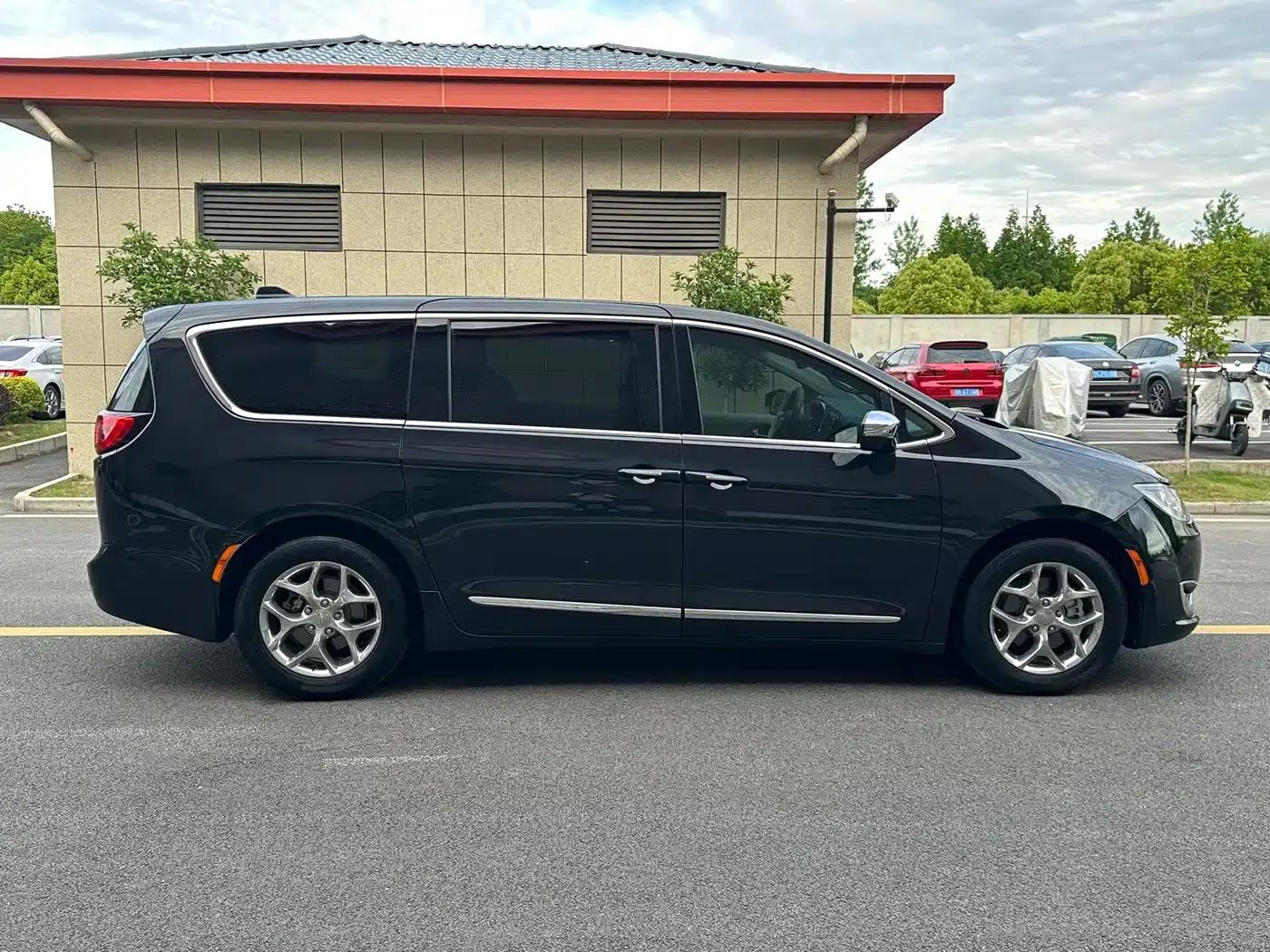 2017 Imported Grand Voyager 3.6L Premium Edition — миниатюра 5
