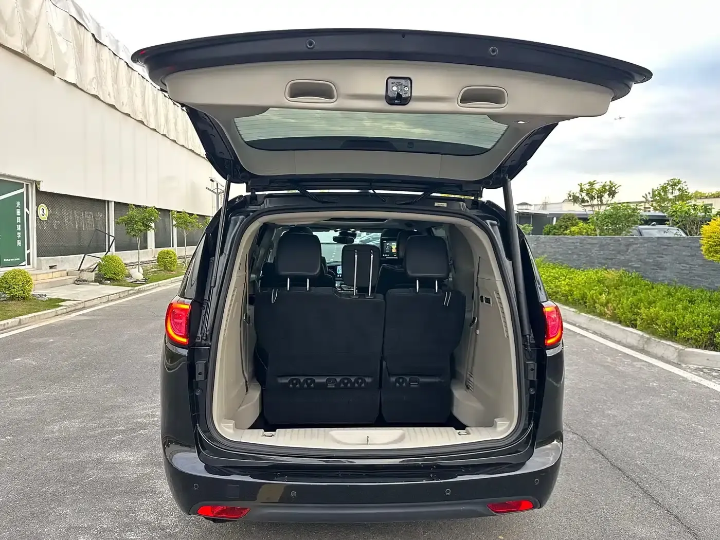 2017 Imported Grand Voyager 3.6L Premium Edition — миниатюра 46