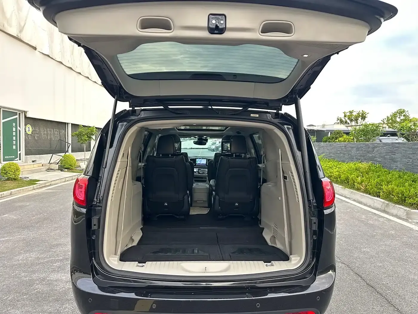 2017 Imported Grand Voyager 3.6L Premium Edition — миниатюра 48