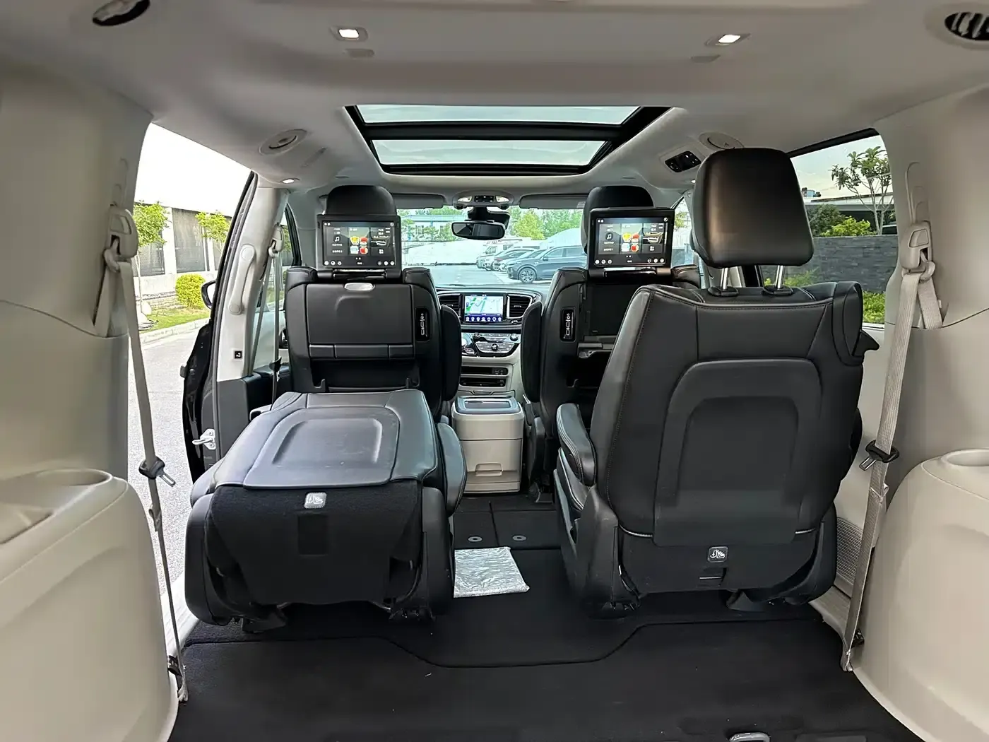 2017 Imported Grand Voyager 3.6L Premium Edition — миниатюра 52