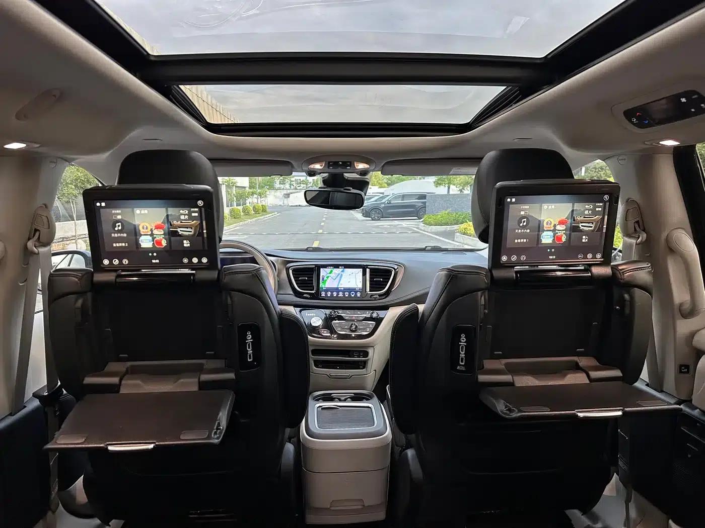 2017 Imported Grand Voyager 3.6L Premium Edition — миниатюра 53