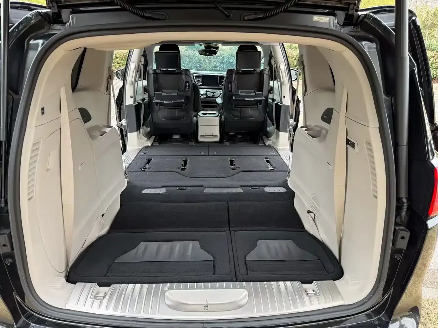 2017 Imported Grand Voyager 3.6L Premium Edition — миниатюра 58