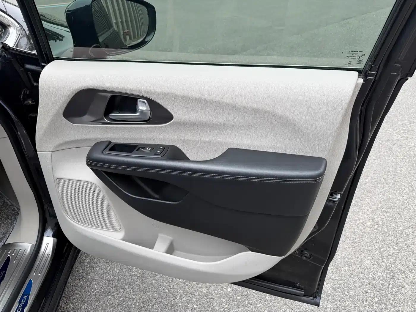 2017 Chrysler Grand Voyager (Imported) 3.6L Premium Edition — миниатюра 12