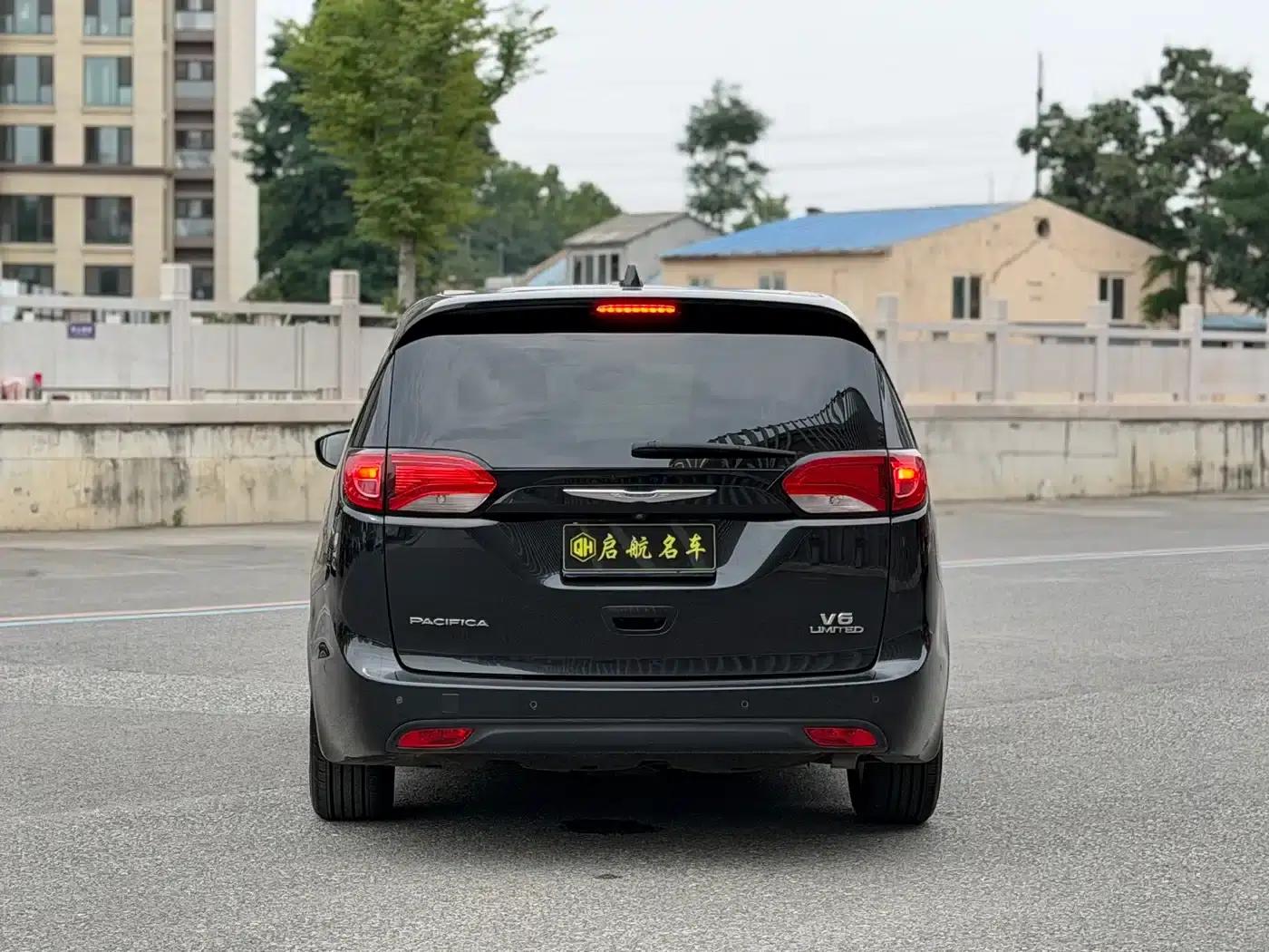 2017 Chrysler Grand Voyager (Imported) 3.6L Premium Edition — миниатюра 13