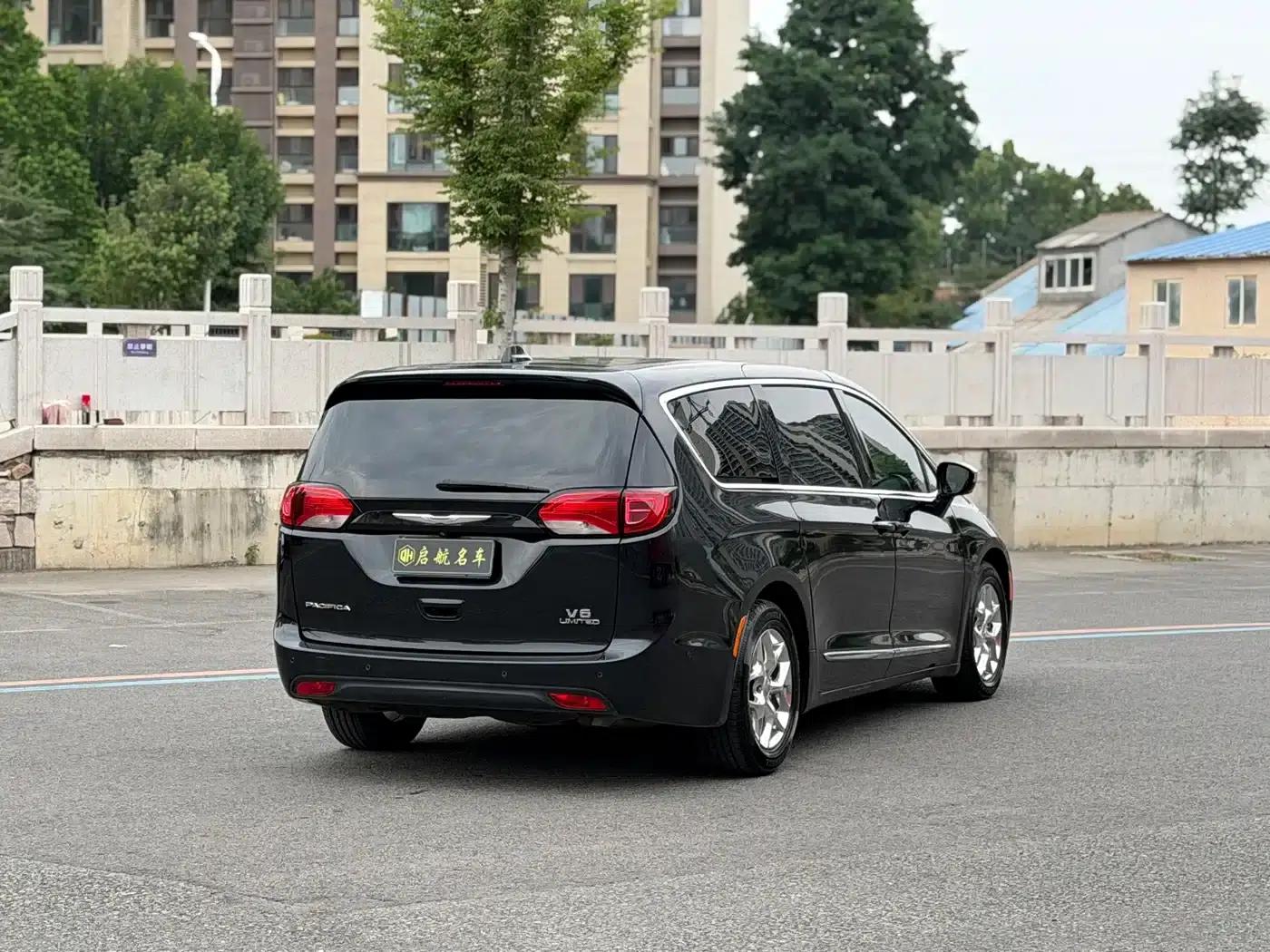 2017 Chrysler Grand Voyager (Imported) 3.6L Premium Edition — миниатюра 15