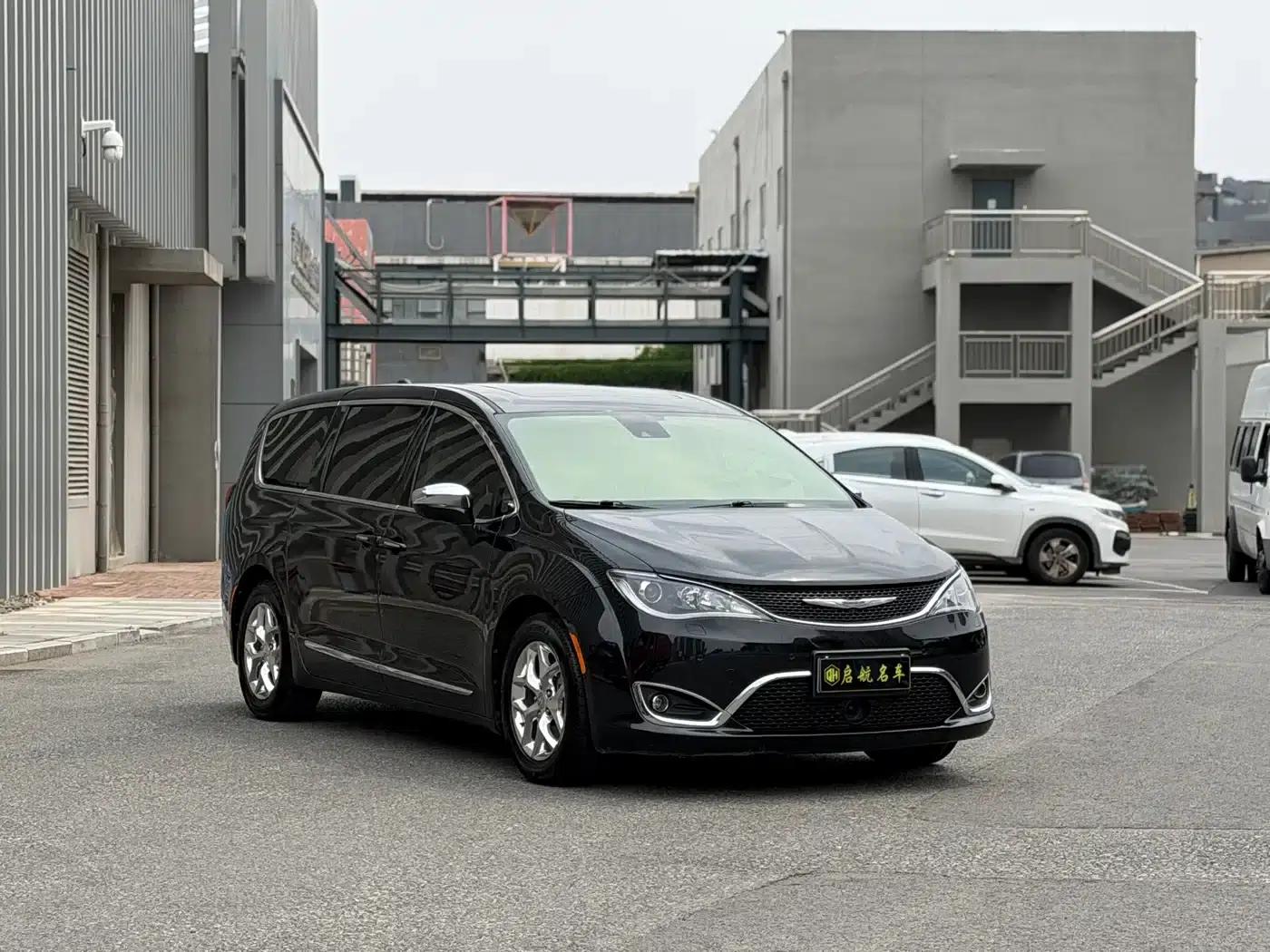 2017 Chrysler Grand Voyager (Imported) 3.6L Premium Edition — миниатюра 3
