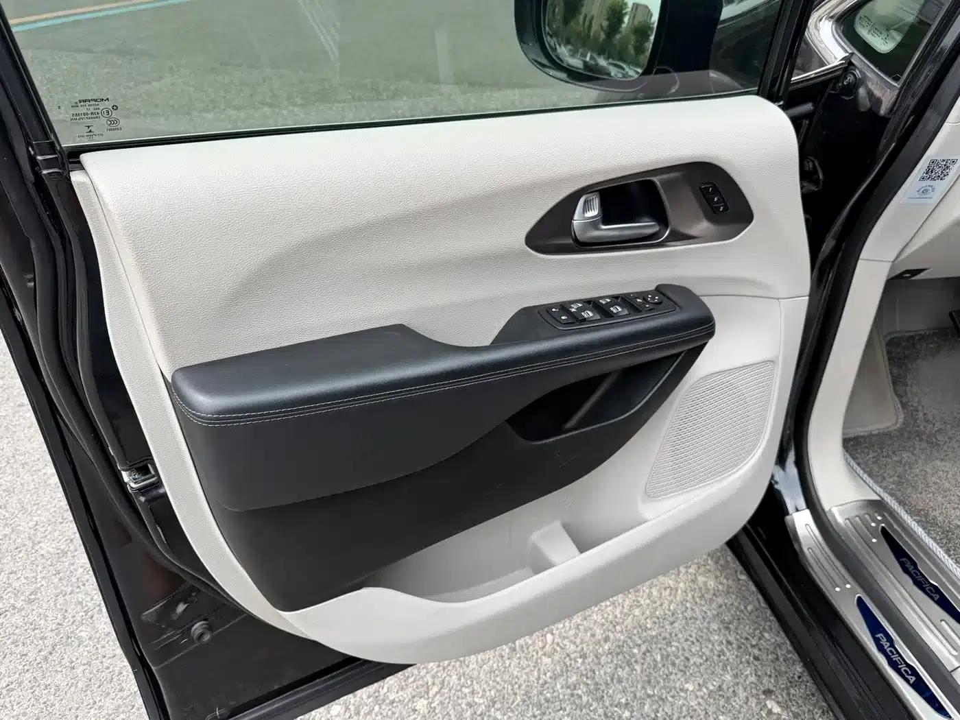 2017 Chrysler Grand Voyager (Imported) 3.6L Premium Edition — миниатюра 5