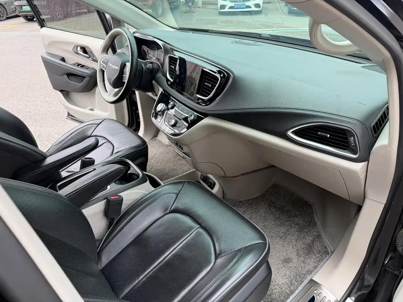 2017 Chrysler Grand Voyager (Imported) 3.6L Premium Edition — миниатюра 8