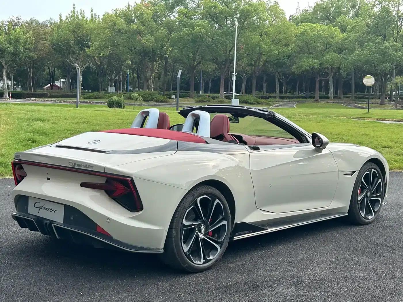 MG Cyberster 2024 520km Legendary 4WD Red Top Edition — миниатюра 16