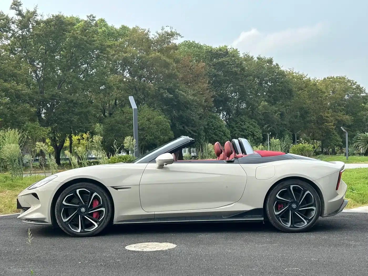 MG Cyberster 2024 520km Legendary 4WD Red Top Edition — миниатюра 20