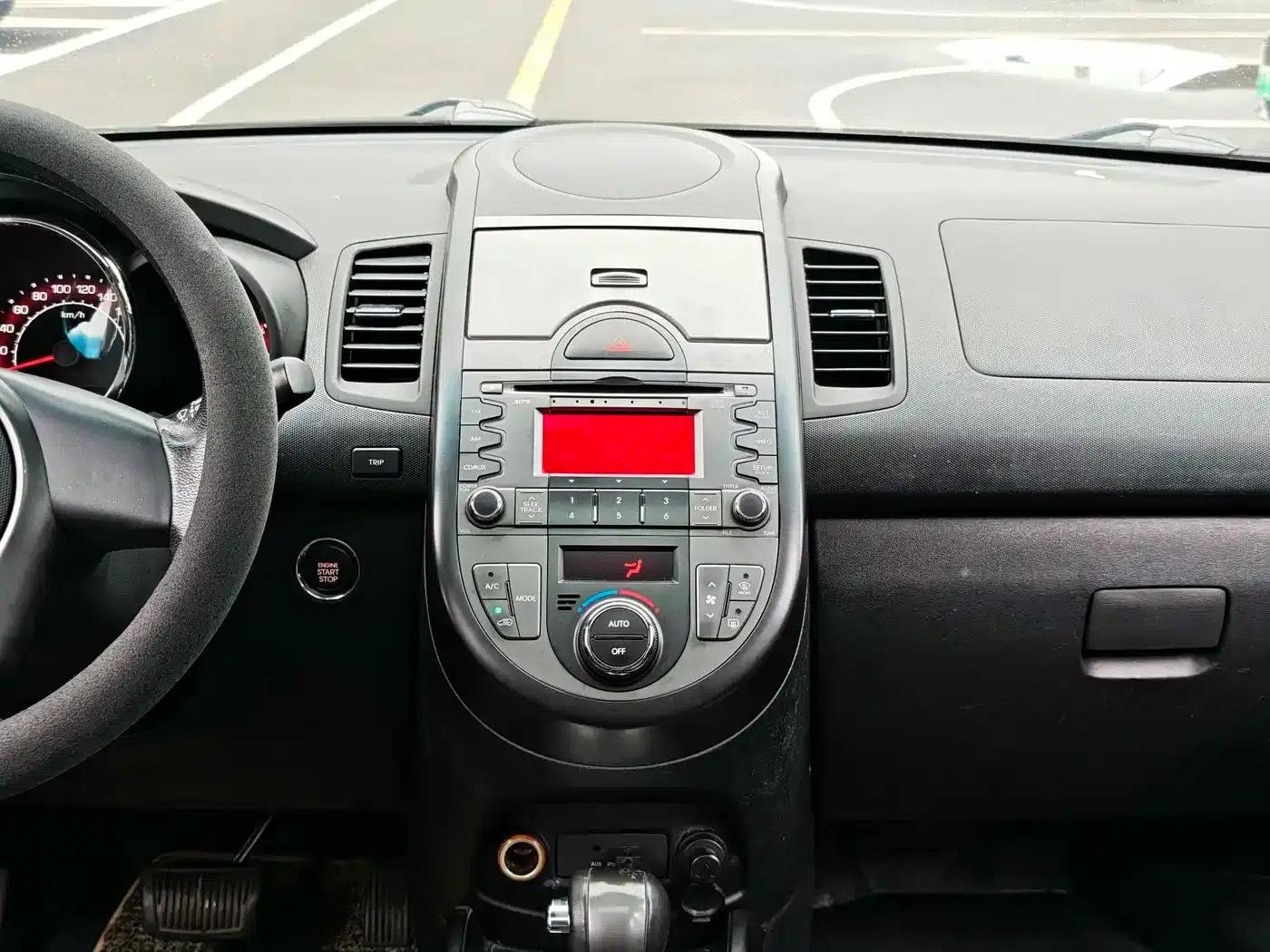 2013 Volkswagen Soul 1.6L AT Premium — миниатюра 18