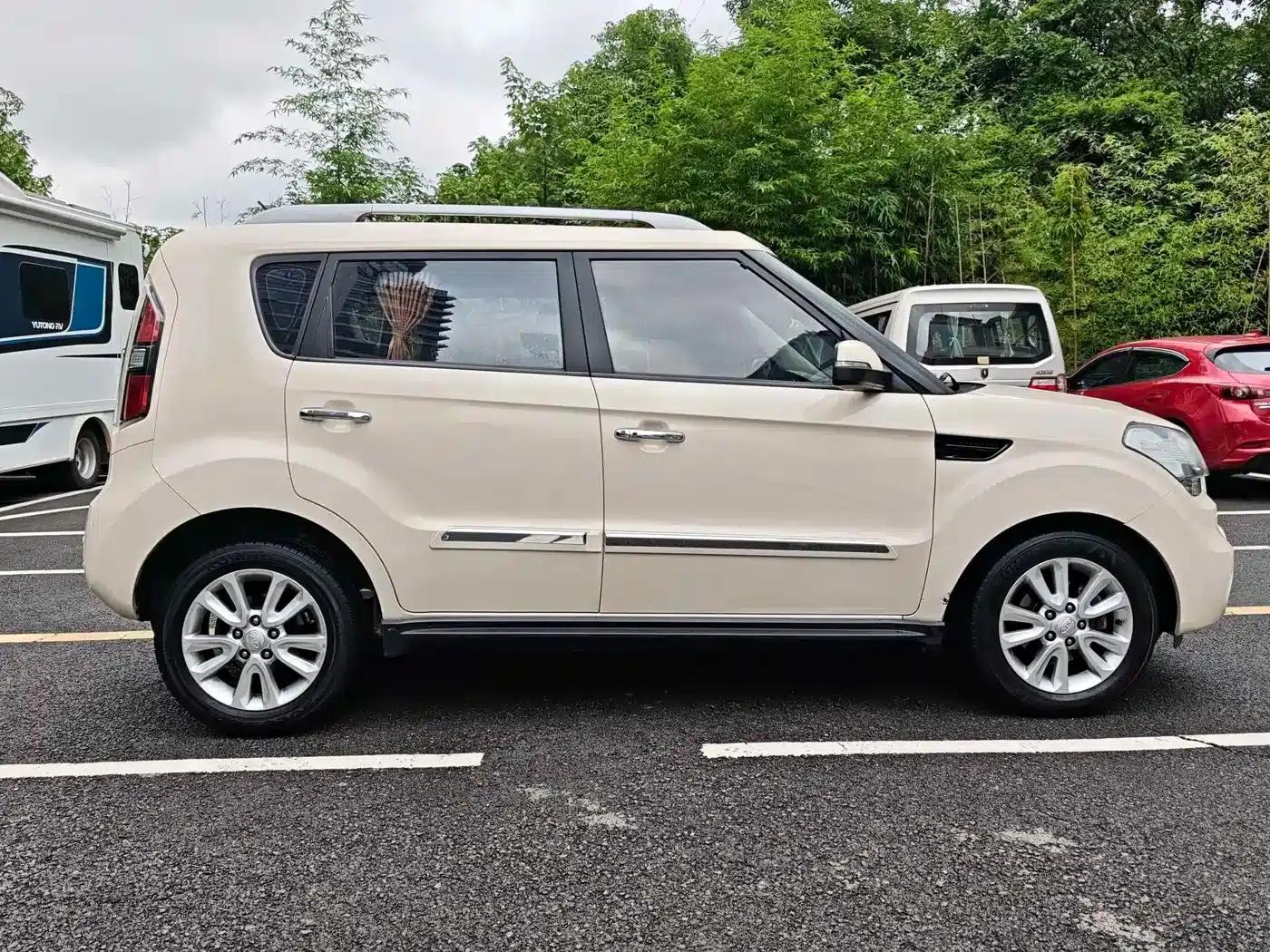 2013 Volkswagen Soul 1.6L AT Premium — миниатюра 21