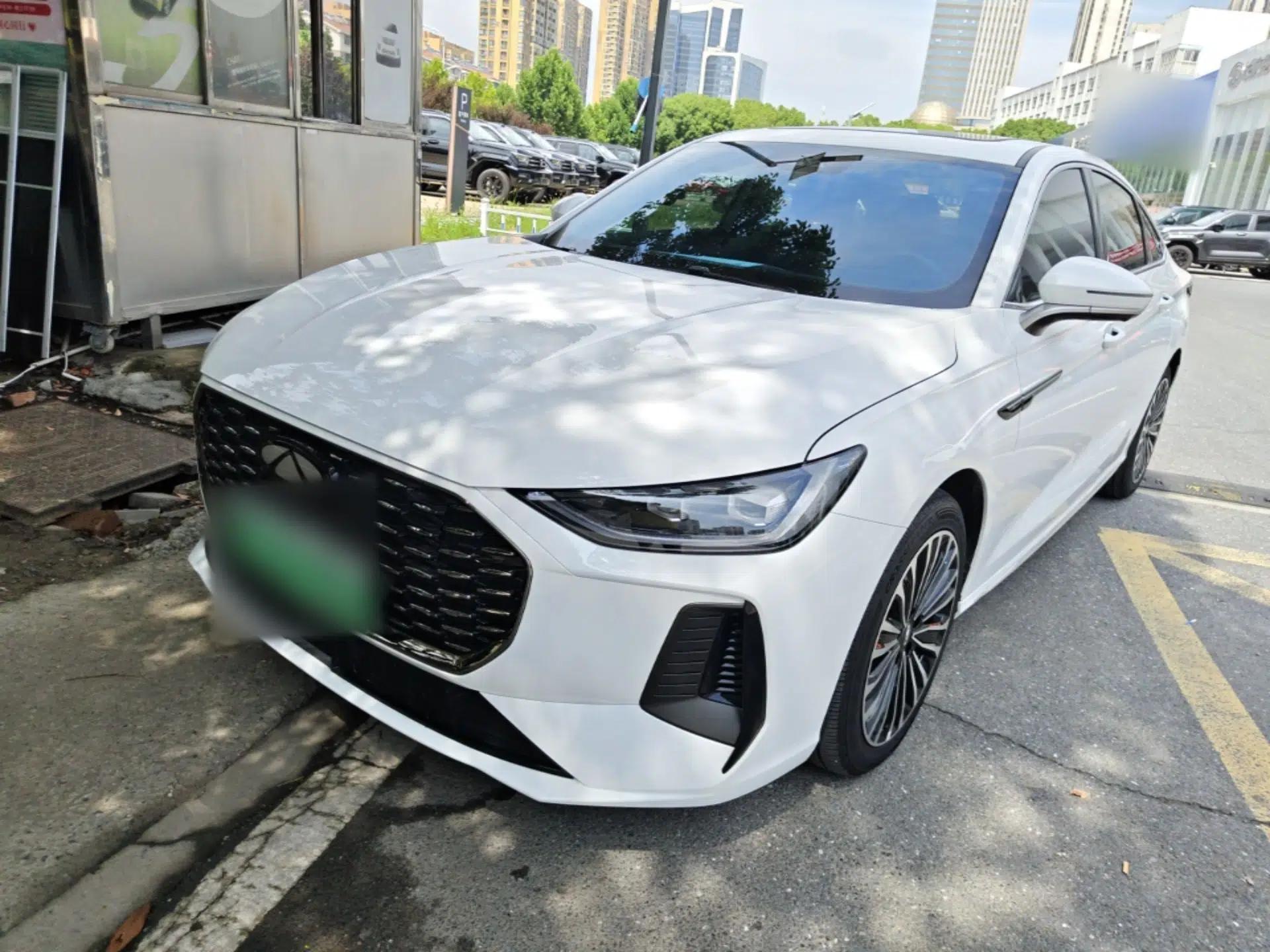 Chery Fengyun A8L 2025 1.5 TGDI 145 km Luxury Version — миниатюра 1