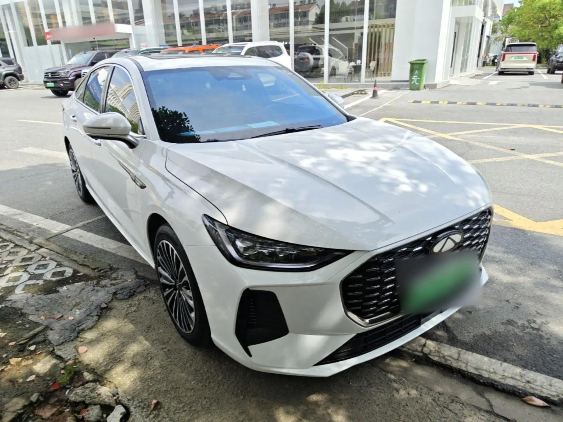 Chery Fengyun A8L 2025 1.5 TGDI 145 km Luxury Version — миниатюра 3