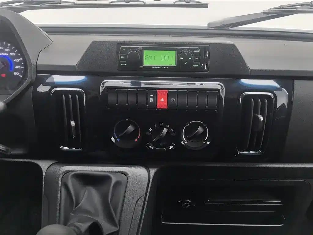 Iveco Proud 2025 V35 Van Truck 2.5T Manual Short Wheelbase Low Roof Dual Tires — миниатюра 12