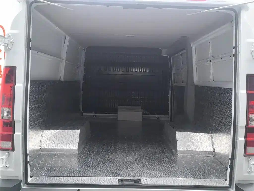Iveco Proud 2025 V35 Van Truck 2.5T Manual Short Wheelbase Low Roof Dual Tires — миниатюра 16