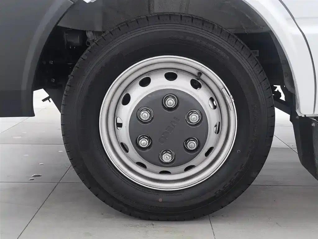 Iveco Proud 2025 V35 Van Truck 2.5T Manual Short Wheelbase Low Roof Dual Tires — миниатюра 17