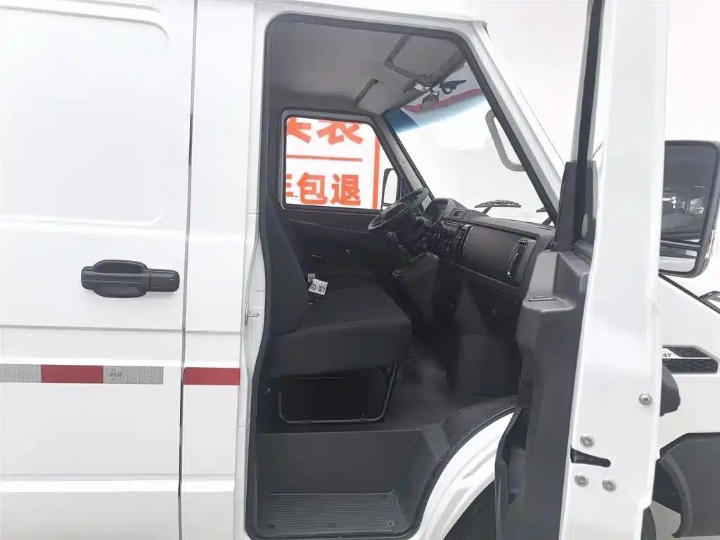 Iveco Proud 2025 V35 Van Truck 2.5T Manual Short Wheelbase Low Roof Dual Tires — миниатюра 23