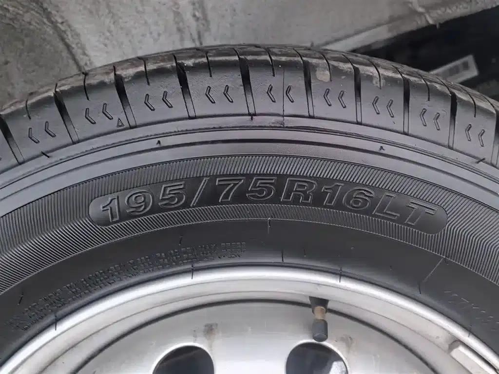 Iveco Proud 2025 V35 Van Truck 2.5T Manual Short Wheelbase Low Roof Dual Tires — миниатюра 24