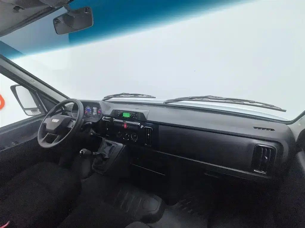 Iveco Proud 2025 V35 Van Truck 2.5T Manual Short Wheelbase Low Roof Dual Tires — миниатюра 5