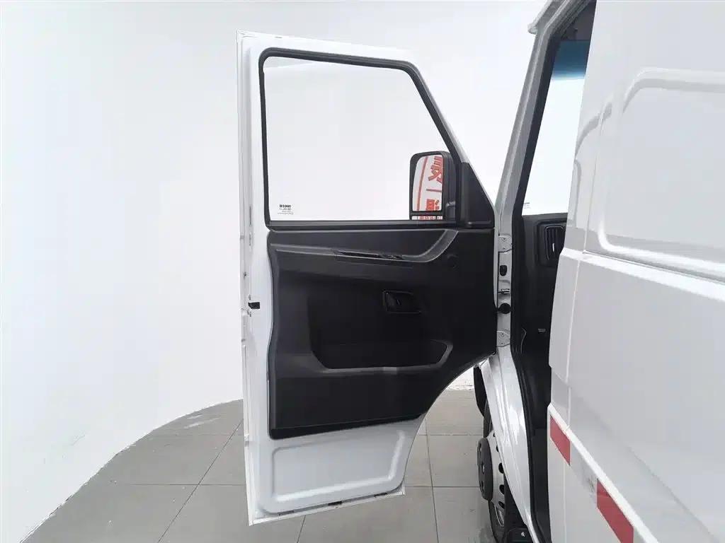 Iveco Proud 2025 V35 Van Truck 2.5T Manual Short Wheelbase Low Roof Dual Tires — миниатюра 8