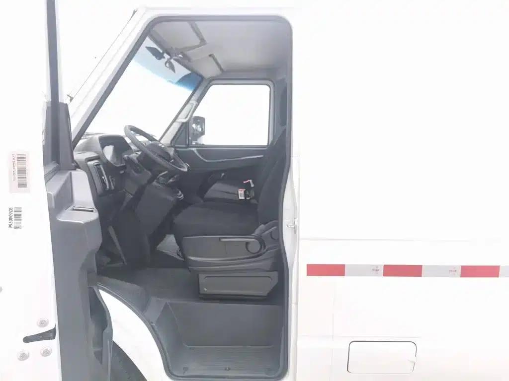 Iveco Proud 2025 V35 Van Truck 2.5T Manual Short Wheelbase Low Roof Dual Tires — миниатюра 10