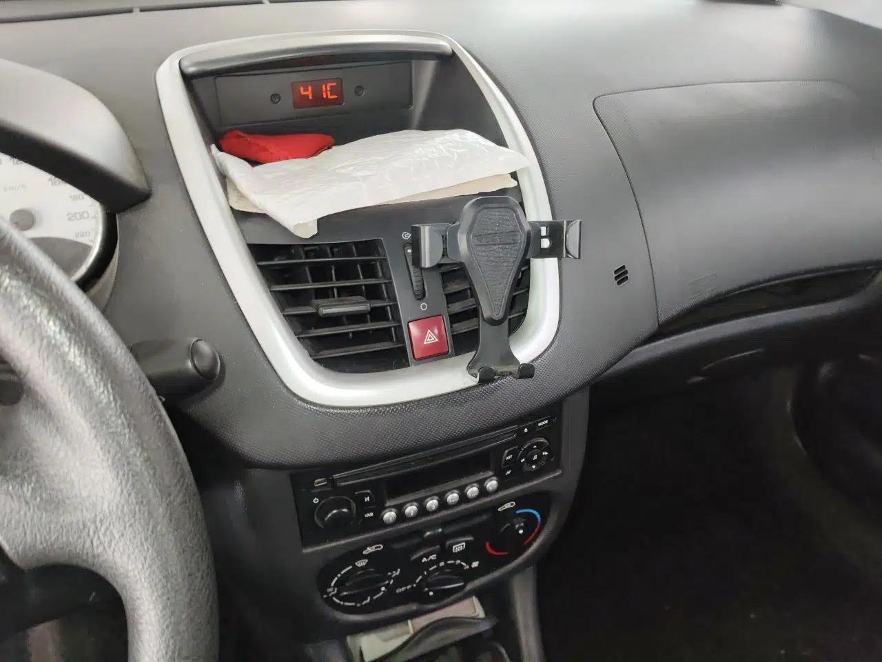 Peugeot 207 2010 Hatchback 1.4L Manual Yule Edition — миниатюра 13