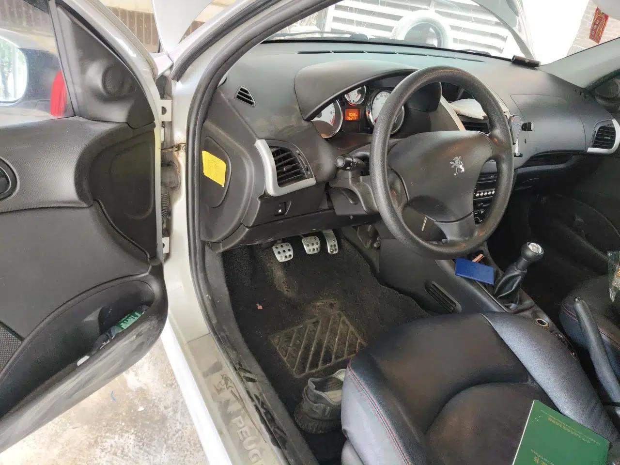 Peugeot 207 2010 Hatchback 1.4L Manual Yule Edition — миниатюра 16