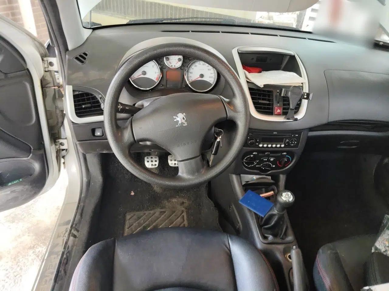 Peugeot 207 2010 Hatchback 1.4L Manual Yule Edition — миниатюра 10