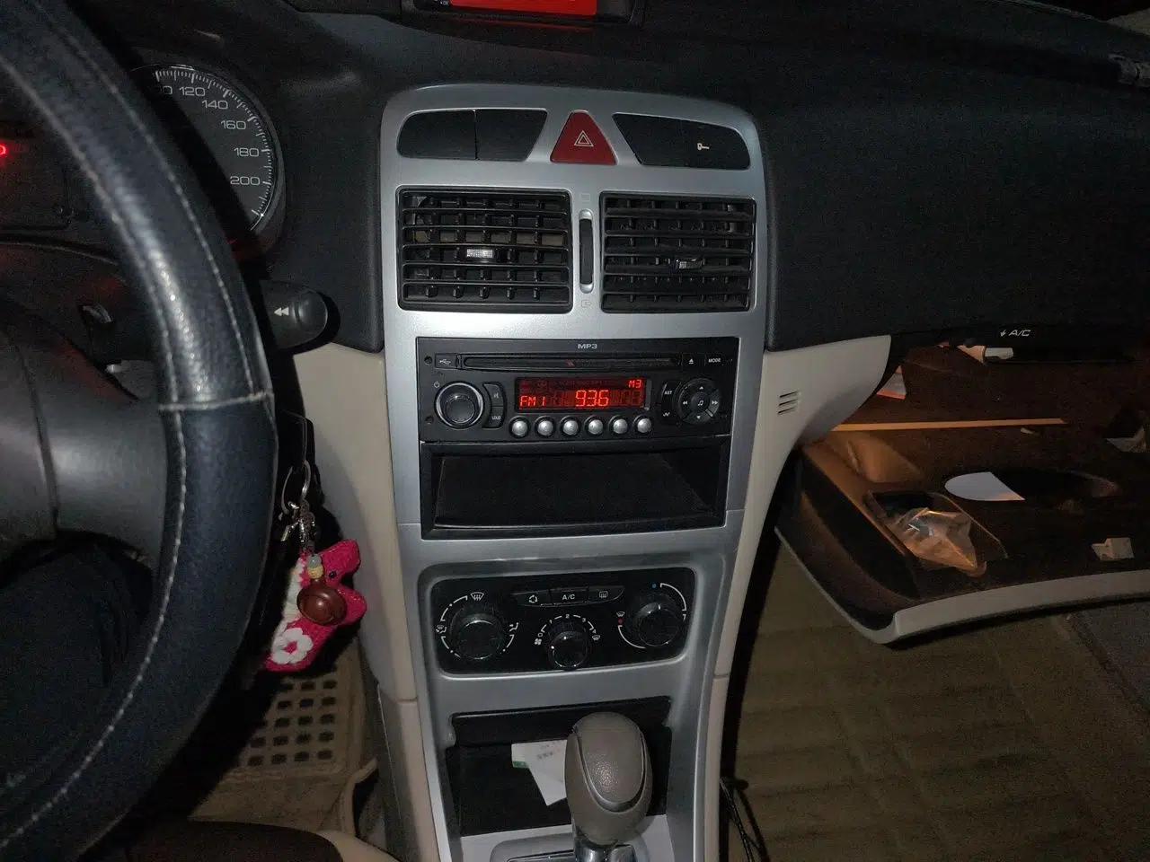 Peugeot 307 2013 Hatchback 1.6L Automatic Comfort Edition — миниатюра 10
