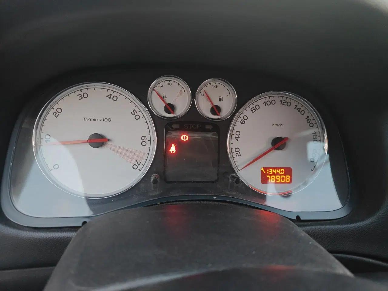 Peugeot 307 2013 Hatchback 1.6L Manual Comfort Edition — миниатюра 11