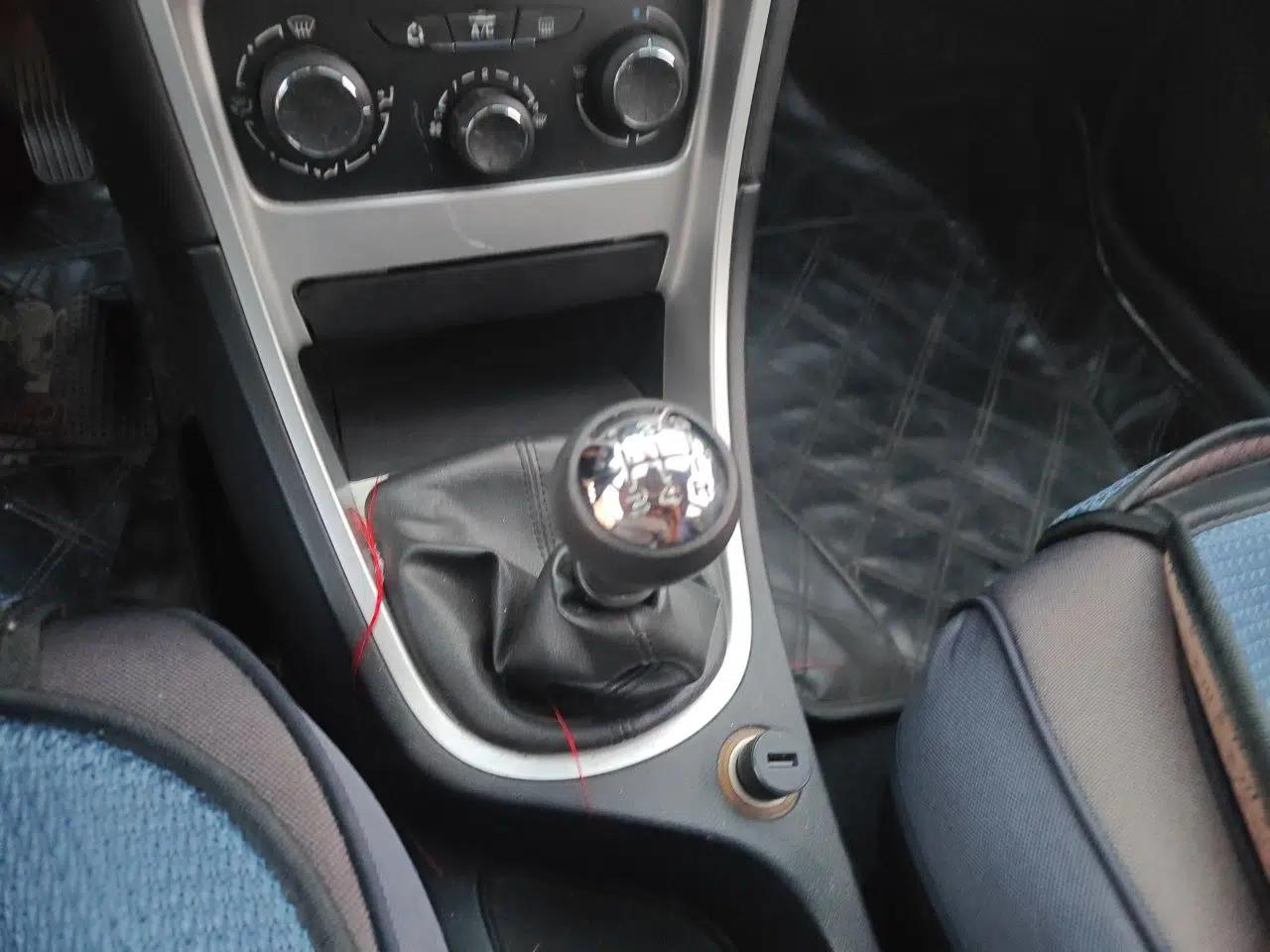 Peugeot 307 2013 Hatchback 1.6L Manual Comfort Edition — миниатюра 14