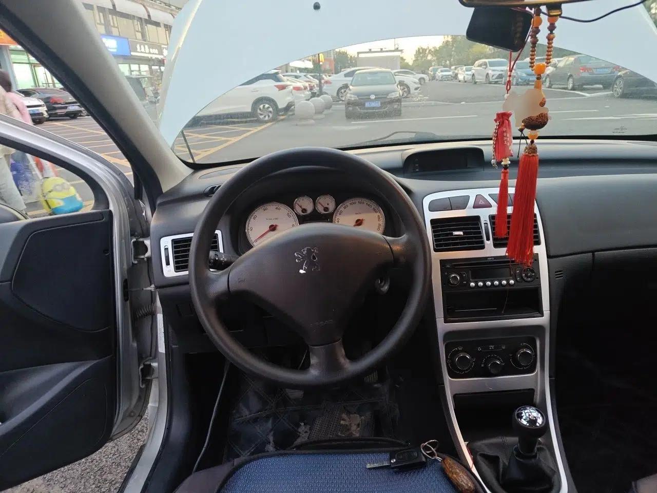 Peugeot 307 2013 Hatchback 1.6L Manual Comfort Edition — миниатюра 10