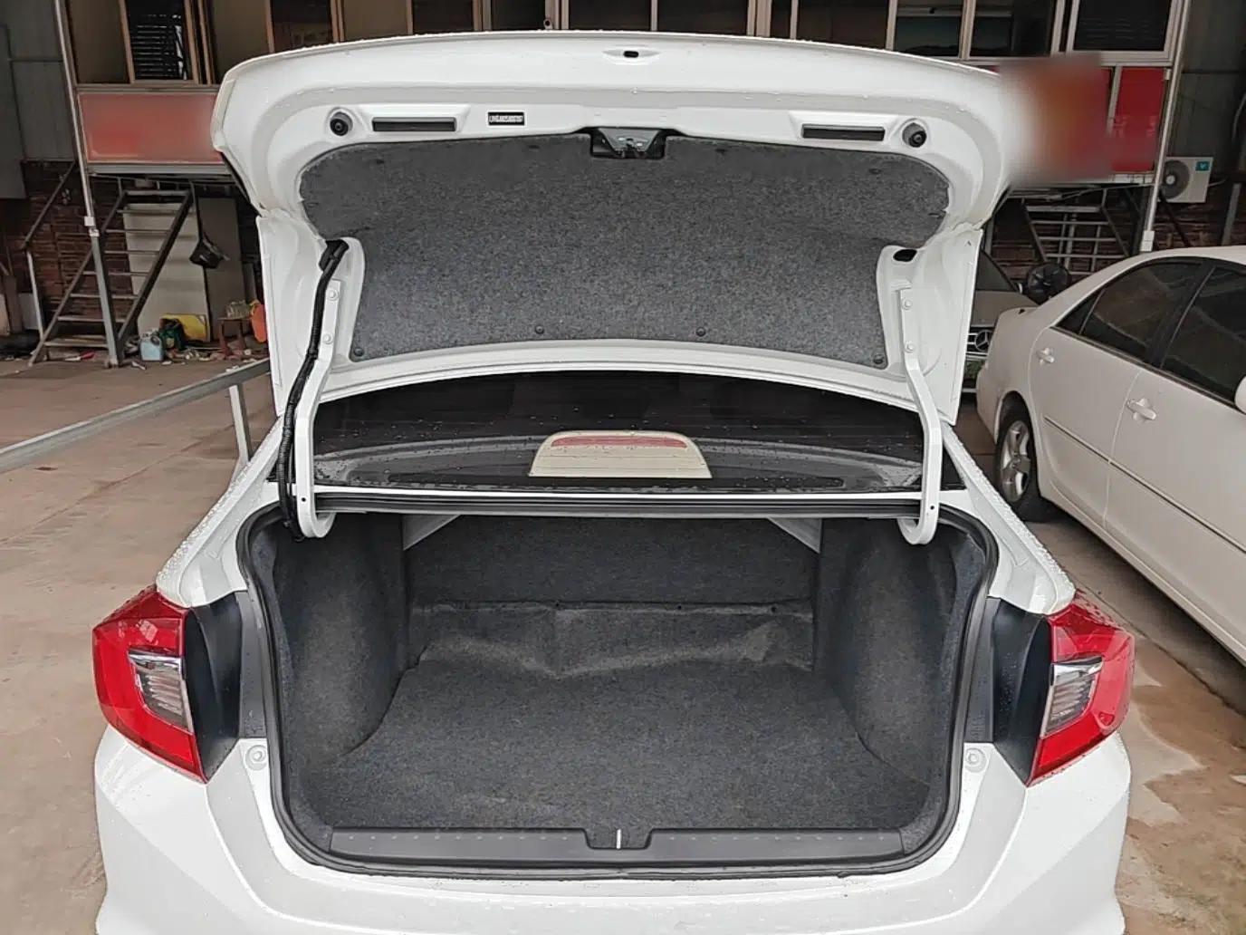 Honda Greiz 2016 1.5L CVT Classic Edition — миниатюра 22