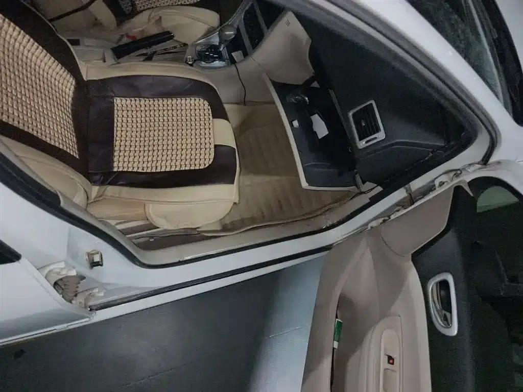 Peugeot 307 2013 Hatchback 1.6L Automatic Comfort Edition — миниатюра 21