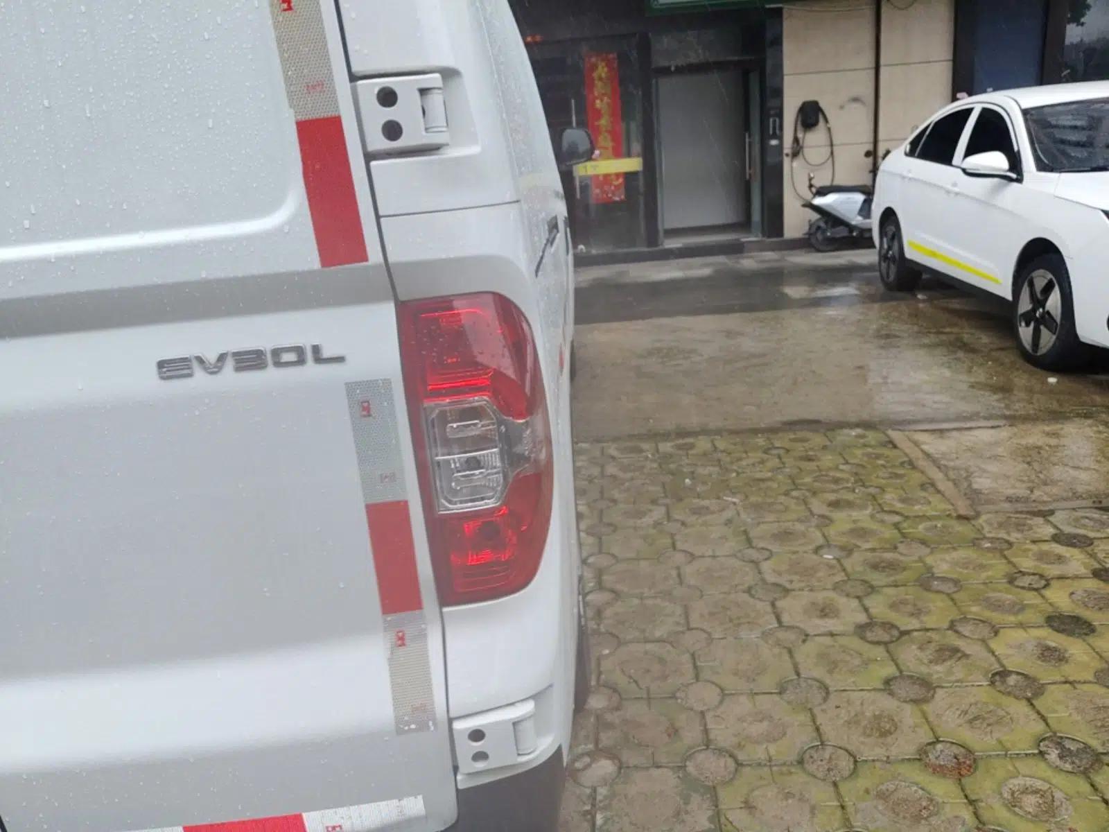 SAIC MAXUS EV30 2023 Pure-Electric Smart Logistics Expert with Long Wheelbase Guoxuan — миниатюра 9
