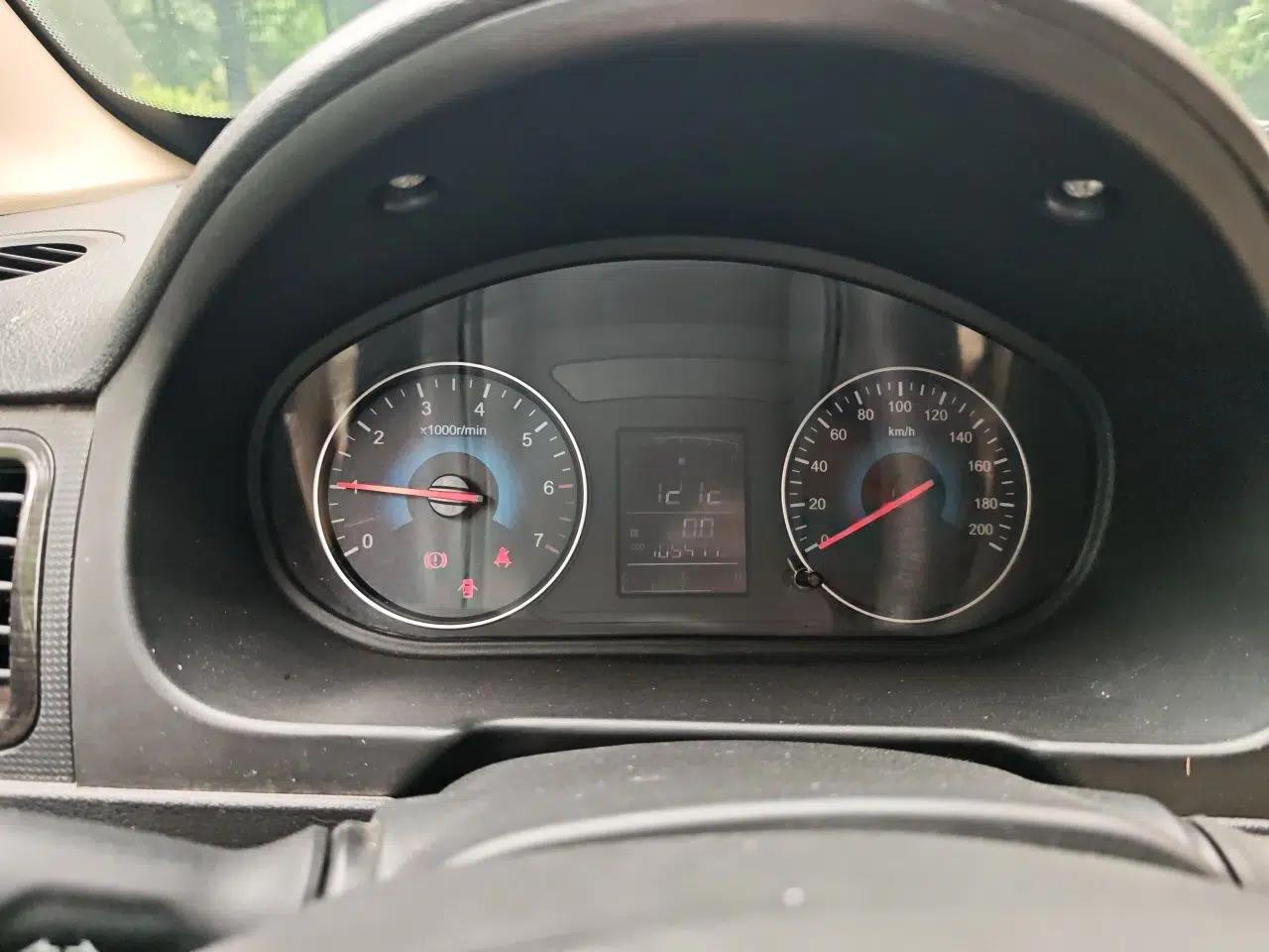 Dongfeng Fengon 370 2016 1.5L Manual Standard Edition SFG15-05 7 Seats — миниатюра 11