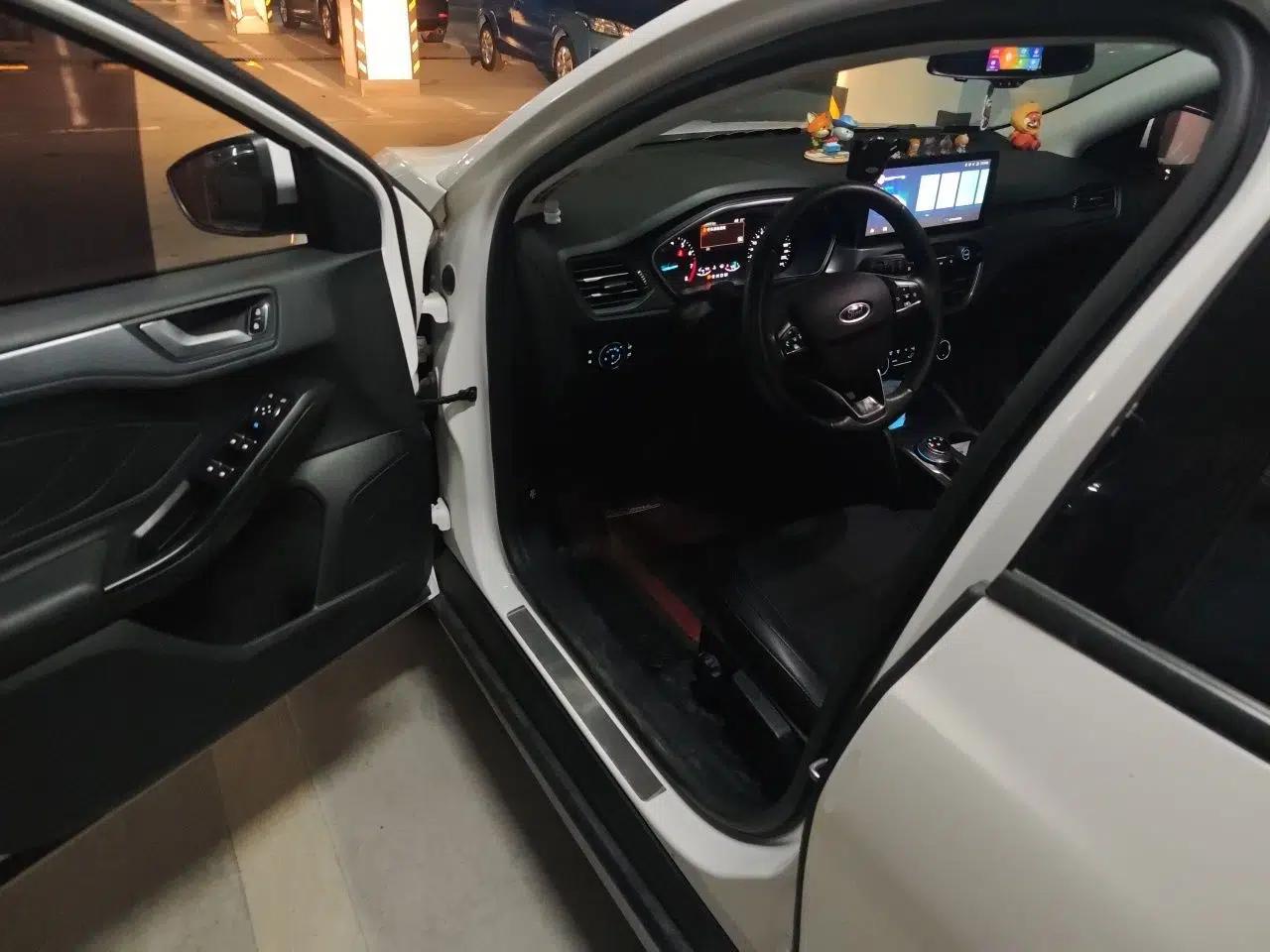 Ford Focus Active 2020 EcoBoost 180 Automatic Trendy Model — миниатюра 16