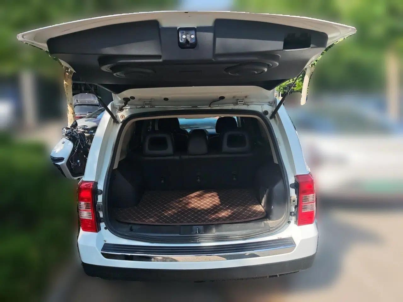 Jeep Patriot 2014 2.4L Luxury Navigation Edition — миниатюра 19