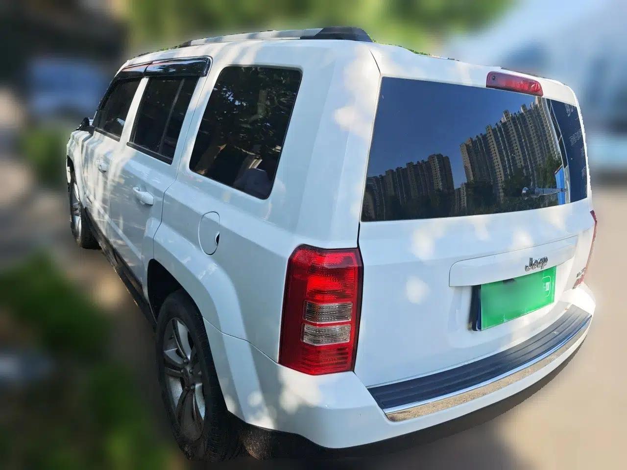 Jeep Patriot 2014 2.4L Luxury Navigation Edition — миниатюра 4