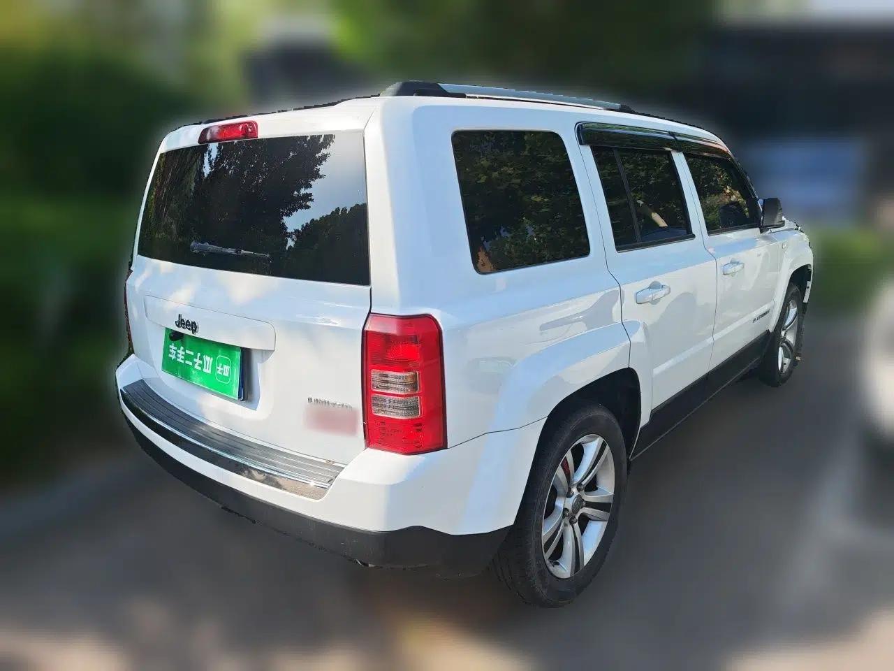 Jeep Patriot 2014 2.4L Luxury Navigation Edition — миниатюра 6