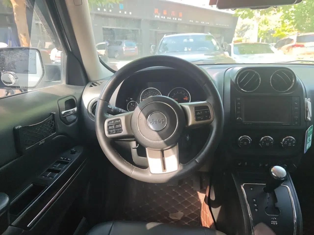 Jeep Patriot 2014 2.4L Luxury Navigation Edition — миниатюра 10