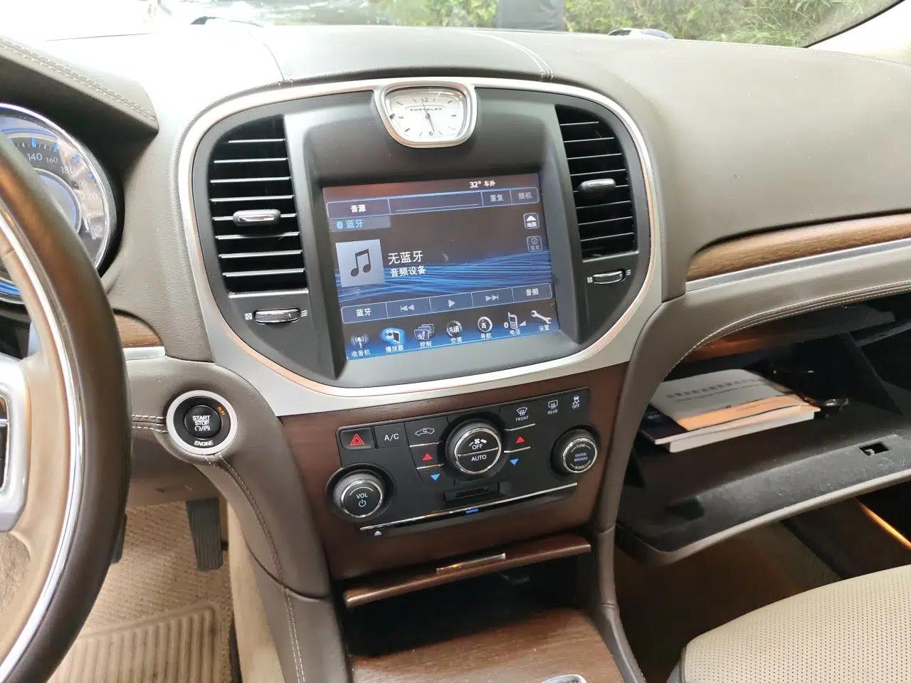 Chrysler 300C 2014 3.0L Excellence Edition — миниатюра 13