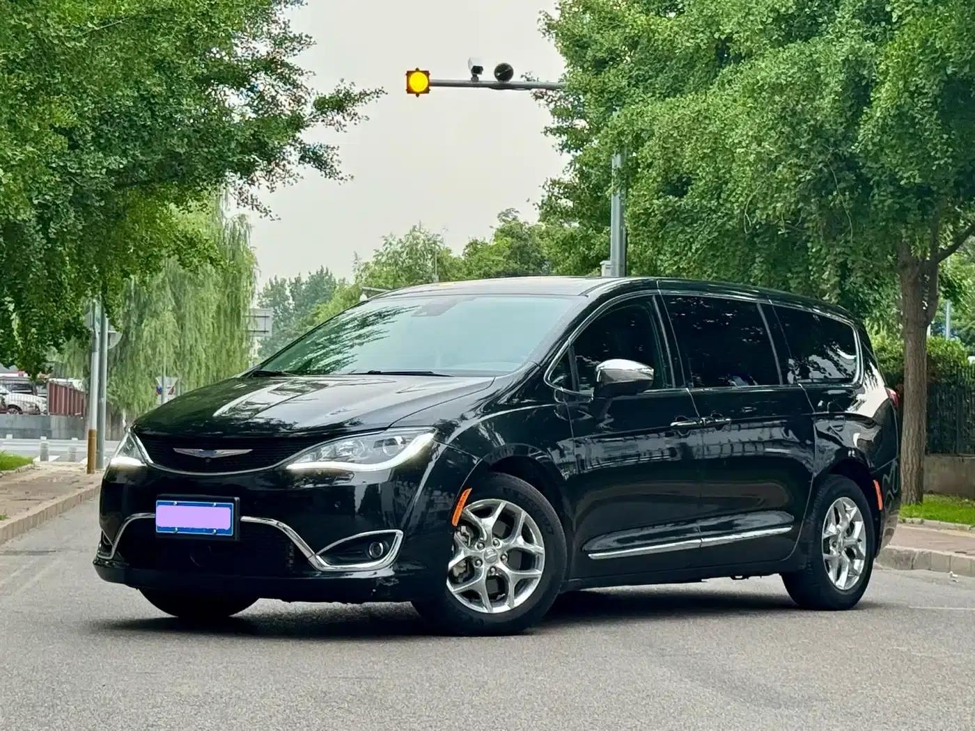 2017 Imported Grand Voyager 3.6L Premium Edition — миниатюра 1