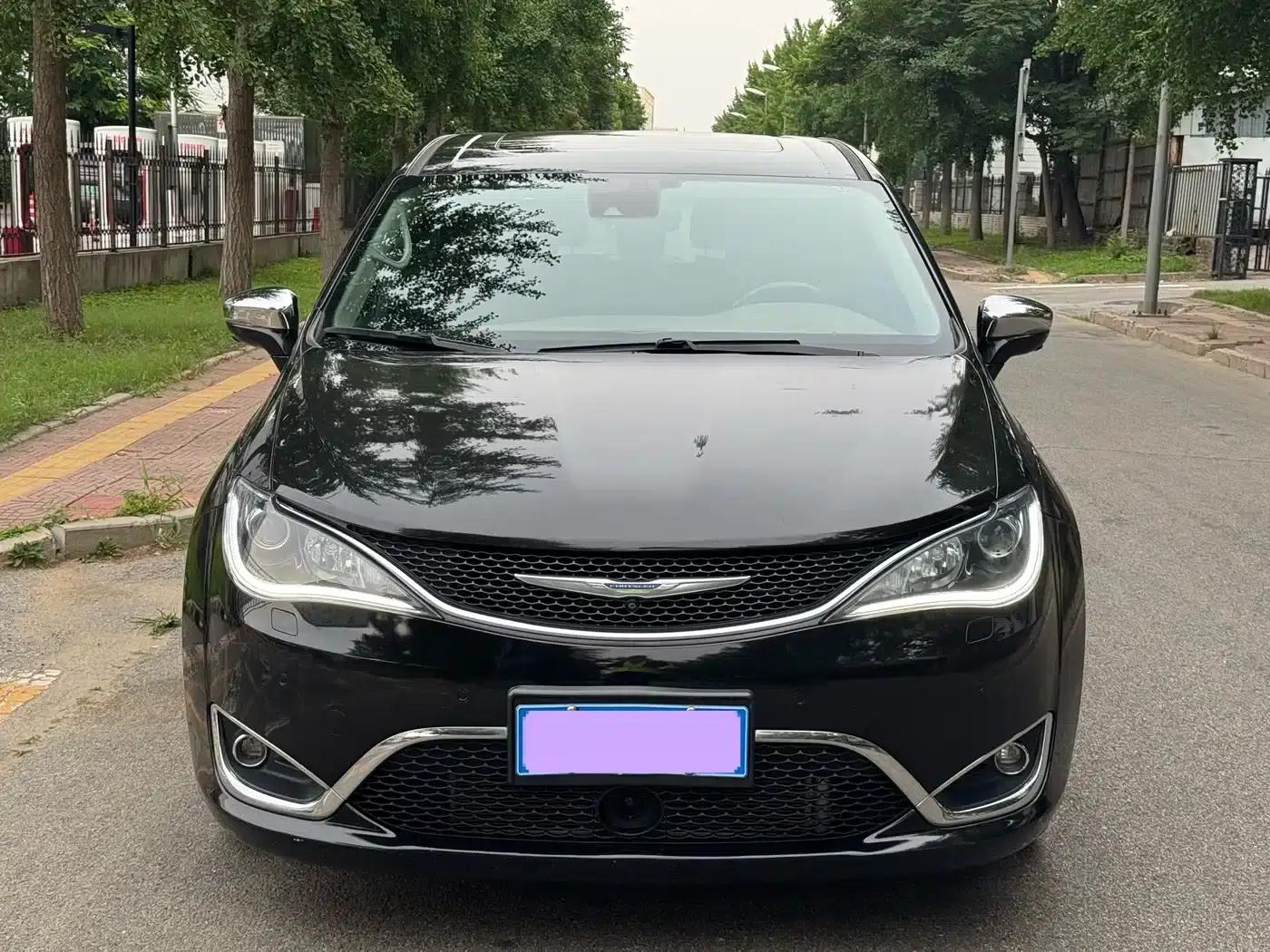 2017 Imported Grand Voyager 3.6L Premium Edition — миниатюра 2