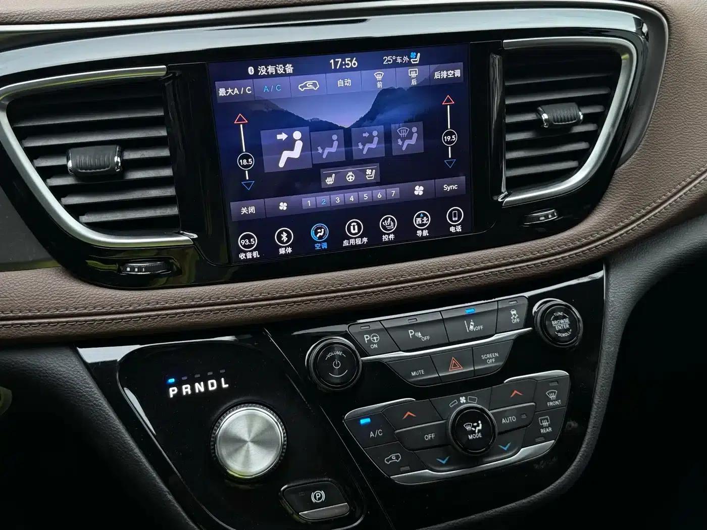 2017 Imported Grand Voyager 3.6L Premium Edition — миниатюра 11