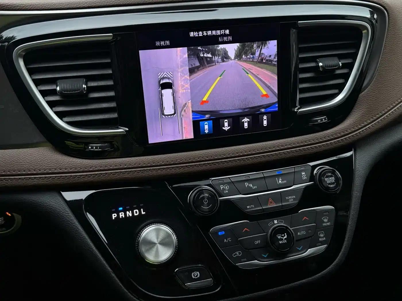 2017 Imported Grand Voyager 3.6L Premium Edition — миниатюра 12