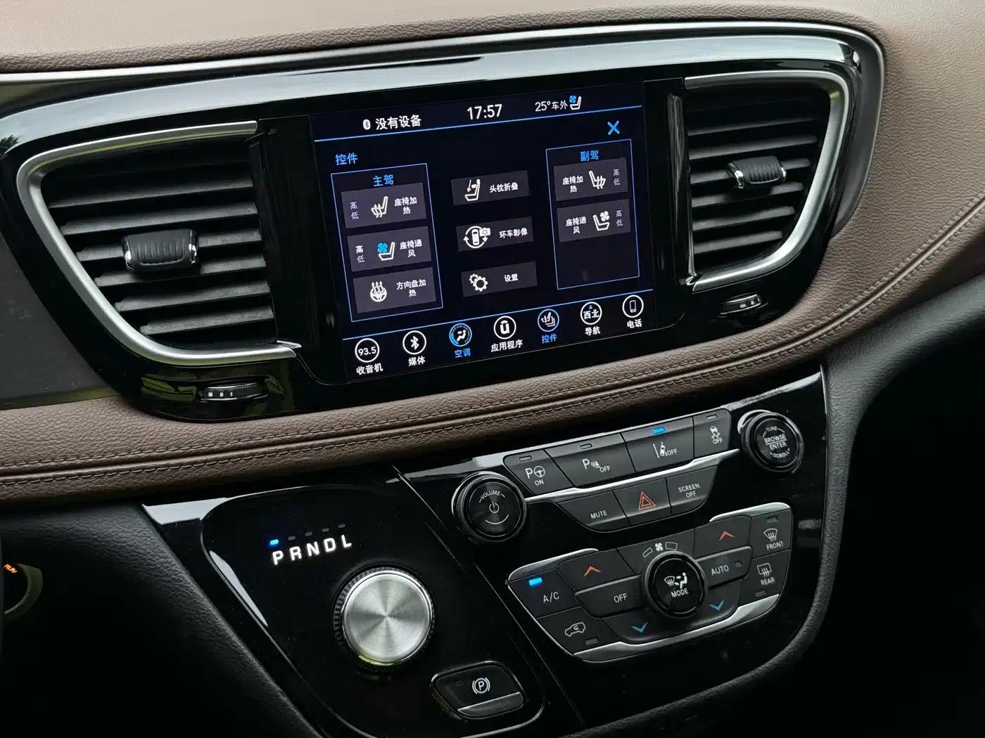 2017 Imported Grand Voyager 3.6L Premium Edition — миниатюра 13